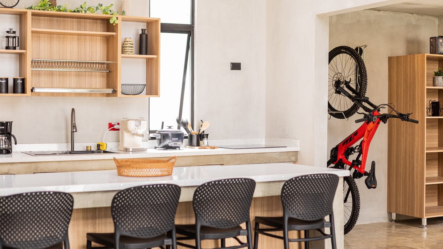 Una bicicleta de montaña colgada en la pared de la cocina de una villa